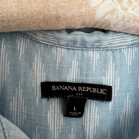 Banana Republic Chambray Sleeveless Button up Shirt - Picture 2 of 3